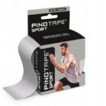 Taśma sportowa PINOTAPE SPORT w opakowaniu z mężczyzną w sportowej pozie, przeznaczona do mocowania na skórze podczas ć