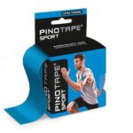 Kinesiology tape sportowe w kolorze niebieskim, na opakowaniu mężczyzna w sportowej odzieży przykłada taśmę do ramienia