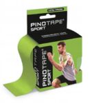 Kinesiology tape sportowe w zielonym opakowaniu, z mężczyzną w sportowej pozie na etykiecie.