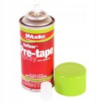 Spray z taśmą samoprzylepną Mueller, obok zielny pojemnik z nakładką do aplikacji.