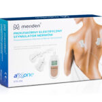 Elektroniczny stymulator nerwów na plecach z wyświetlaczem i dwoma elektrodami przykręconymi do skóry.