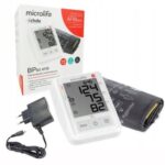 Automatyczny ciśnieniomierz z wyświetlaczem, zasilaczem i pokrowcem, do pomiaru ciśnienia krwi i tętna.