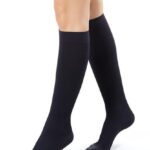 Długie czarne pończochy na nogach, sięgające powyżej kolan, z logo Pool Teresa w dolnym rogu.