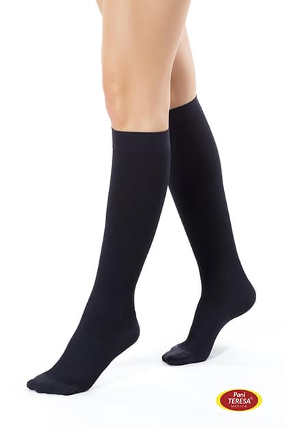 Długie czarne pończochy na nogach, sięgające powyżej kolan, z logo Pool Teresa w dolnym rogu.