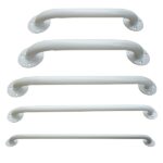 Zestaw pięciu białych uchwytów o różnych długościach, zamocowanych na ścianie.