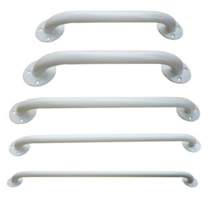 Zestaw pięciu białych uchwytów o różnych długościach, zamocowanych na ścianie.