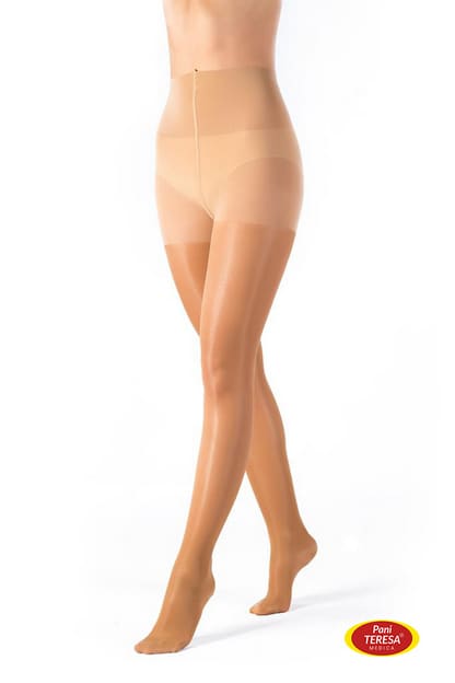 Długie, beżowe pończochy na nogach modelki, sięgające powyżej kolan, z logo marki Pani Teresa w dolnym rogu.