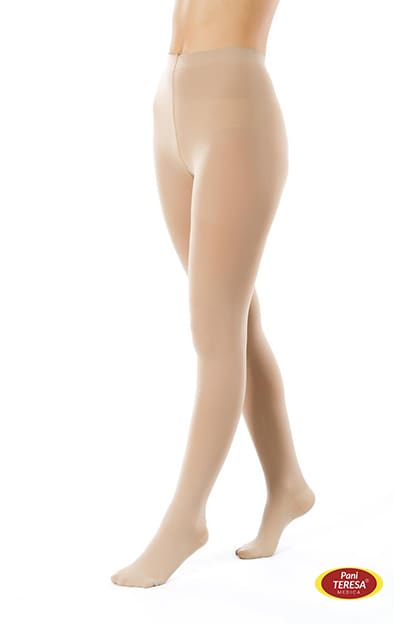 Damskie nogi w beżowych pończochach, widok z boku, stopa na palcach, na dole logo marki Pool Teresa.