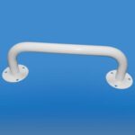 Biała barierka ochronna na niebieskim tle, zamocowana do podłoża.