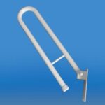 Uchwyt łóżka z metalową podstawą i mocowaniem do ściany, ustawiony pod kątem na niebieskim tle.