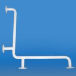 Podpora łóżka z białym metalowym stelażem na niebieskim tle.