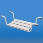 Siedzisko do kąpieli z białymi plastikowymi deskami i metalowymi ramami na niebieskim tle.