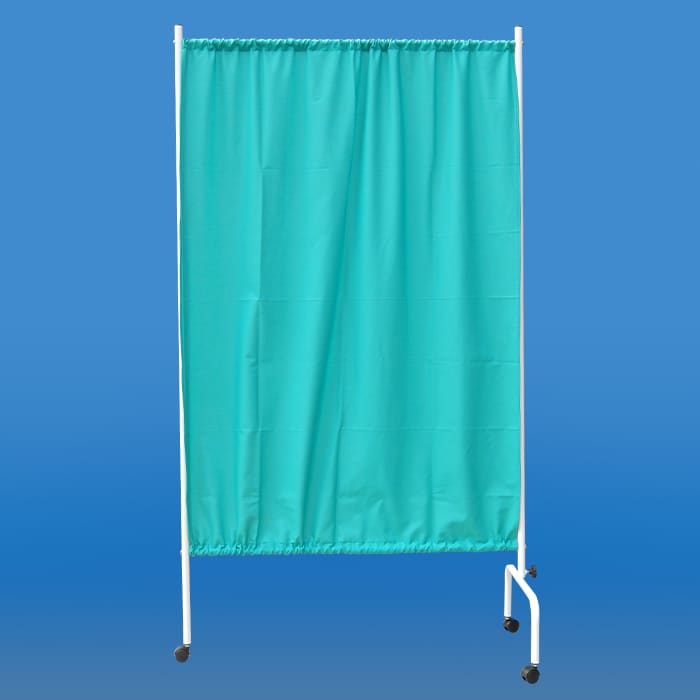 Przyłbica z niebieską zasłoną na metalowej ramie na kółkach, służy do zapewnienia prywatności lub ochrony.