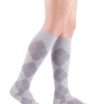 Sznurówki do kolan w szarym kolorze z wzorem w romby i cienkimi liniami.