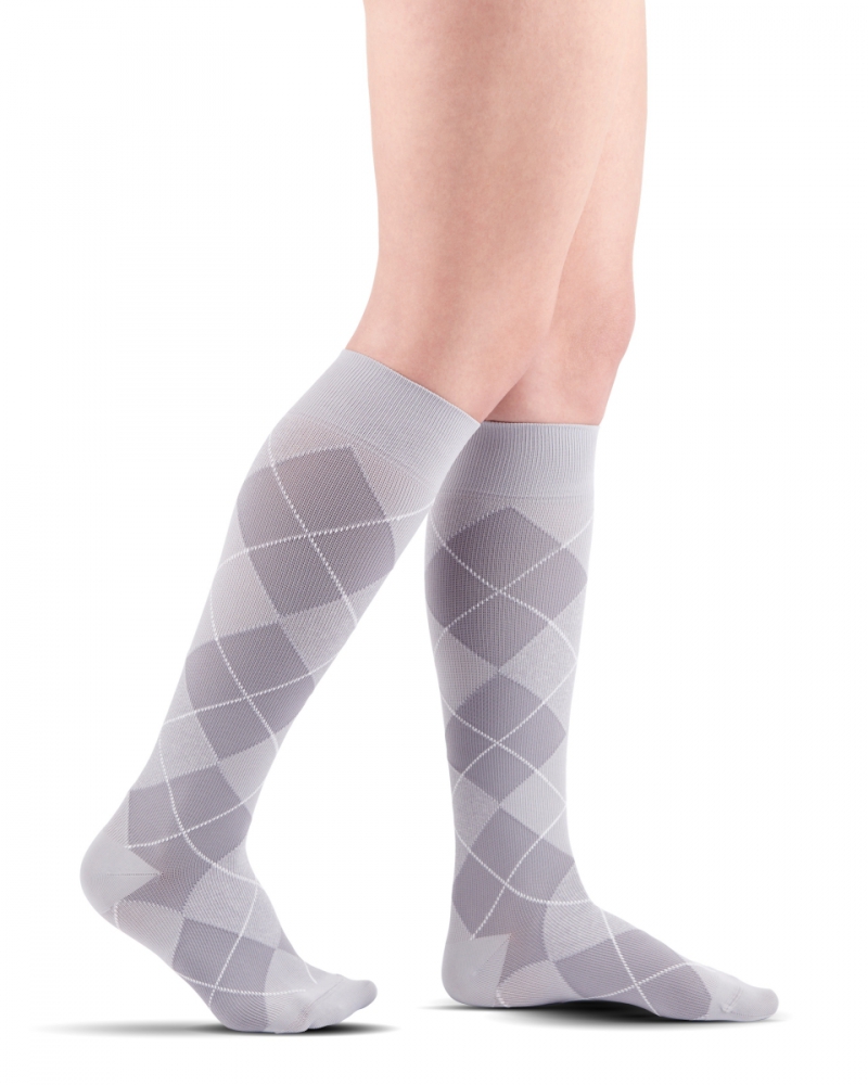 Sznurówki do kolan w szarym kolorze z wzorem w romby i cienkimi liniami.