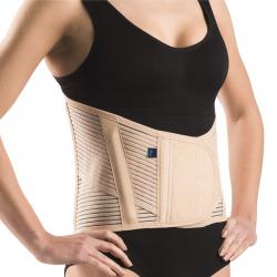 Kobieta nosi szeroki, beżowy pas brzuszny z zamkiem i elastycznymi paskami, podkreślający talię.