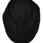 Czarna, miękka czapka z szerokim, elastycznym brzegiem, ułożona na białej powierzchni.