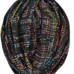 Czarna chusta z kolorowymi, cyfrowymi wzorami w odcieniach różu, żółci, niebieskiego i zieleni.