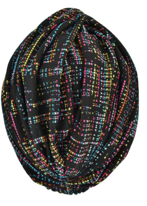 Czarna chusta z kolorowymi, cyfrowymi wzorami w odcieniach różu, żółci, niebieskiego i zieleni.