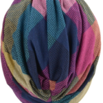 Kolorowy, wzorzysty szalik z mieszanką odcieni różu, niebieskiego, zielonego i żółtego, ułożony na białej głowie.