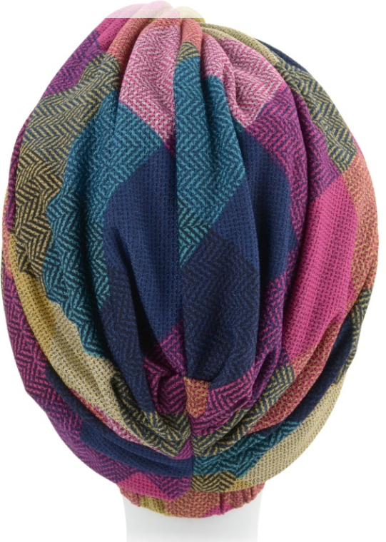 Kolorowy, wzorzysty szalik z mieszanką odcieni różu, niebieskiego, zielonego i żółtego, ułożony na białej głowie.