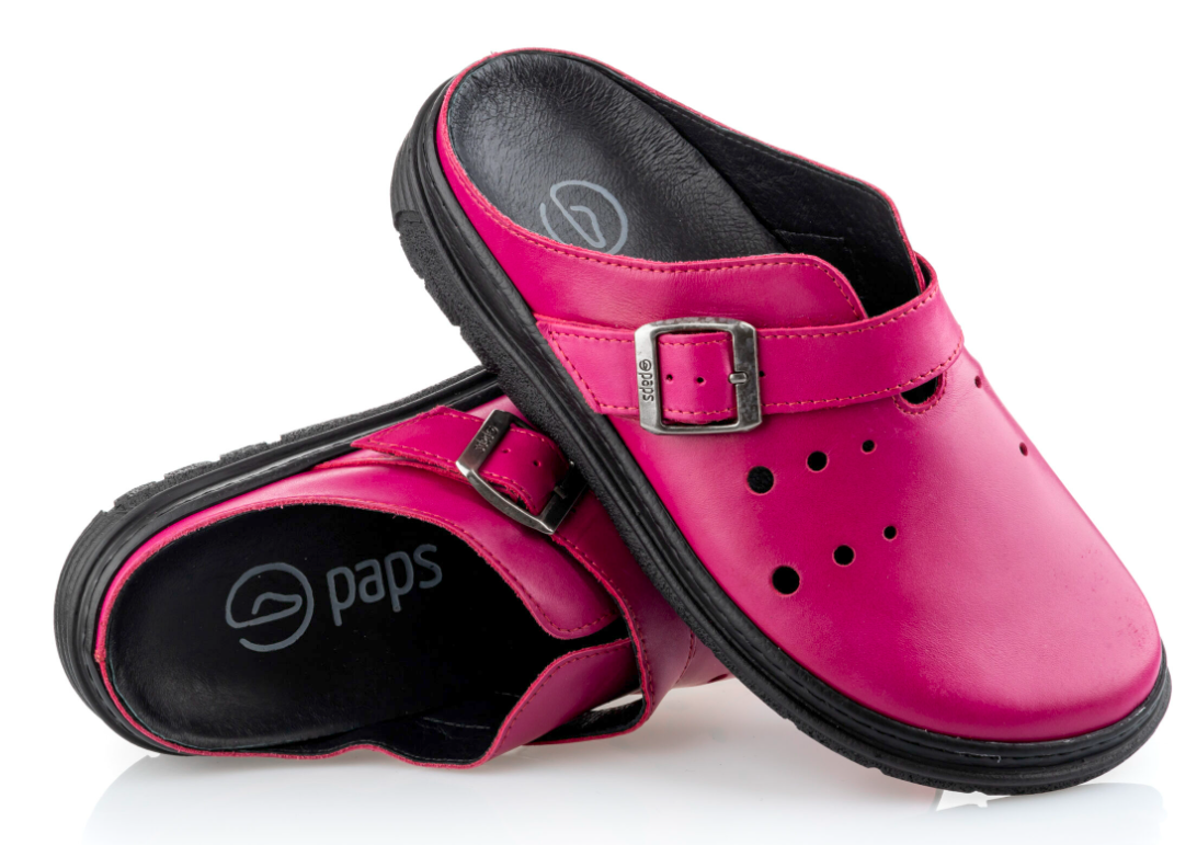 Para różowych, zamkniętych pantofli z czarną podeszwą i metalową klamrą na szerokim pasku.