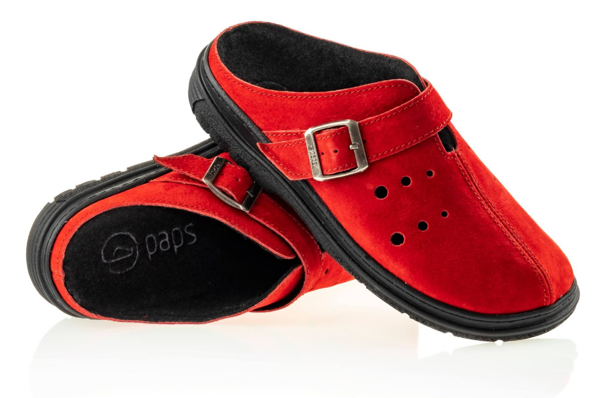 Czerwone kapcie z czarną podeszwą, regulowanymi paskami i perforacjami na górze, przeznaczone do użytku domowego.