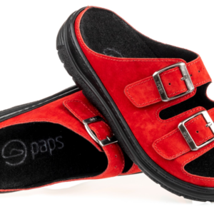 Czerwone kapcie z dwoma regulowanymi paskami na sprzączki, czarną podeszwą i miękkim wnętrzem.