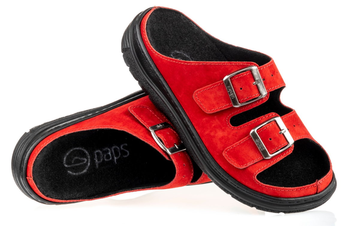 Czerwone kapcie z dwoma regulowanymi paskami na sprzączki, czarną podeszwą i miękkim wnętrzem.