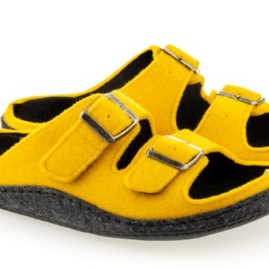 Żółte kapcie z czarnymi wstawkami, dwoma paskami z metalowymi klamrami i miękką podeszwą.