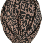 Szalik w brązowo-czarne wzory panterki, ułożony na białej podstawie.