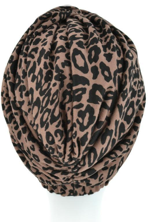 Szalik w brązowo-czarne wzory panterki, ułożony na białej podstawie.