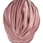 Miękka, różowa czapka z szerokimi, plisowanymi fałdami, wykonana z miękkiego materiału.