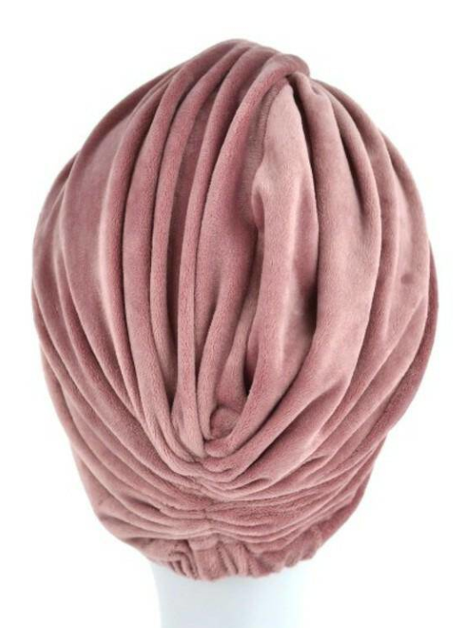 Miękka, różowa czapka z szerokimi, plisowanymi fałdami, wykonana z miękkiego materiału.