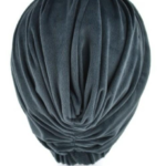 Szary turban z miękkiego materiału, ułożony na białej podstawie.