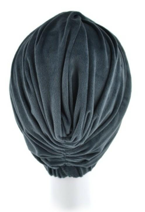 Szary turban z miękkiego materiału, ułożony na białej podstawie.