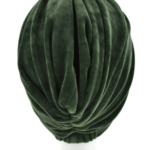 Zielony, miękki turban z plisami, wykonany z welurowego materiału.
