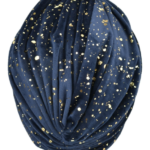 Niebieska czapka z złotymi plamkami, wykonana z miękkiego materiału, ułożona w kształt kulisty.