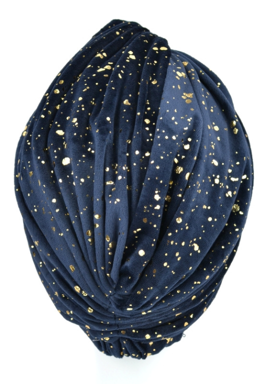 Niebieska czapka z złotymi plamkami, wykonana z miękkiego materiału, ułożona w kształt kulisty.