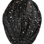 Czarna chusta z różowo-białymi plamkami, ułożona w kształt kuli, wykonana z miękkiego, elastycznego materiału.