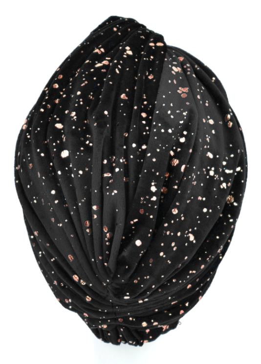 Czarna chusta z różowo-białymi plamkami, ułożona w kształt kuli, wykonana z miękkiego, elastycznego materiału.