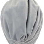 Szara czapka z miękkiego materiału, zakładana na głowę, z szerokim, luźnym krojem i elastycznym brzegiem.