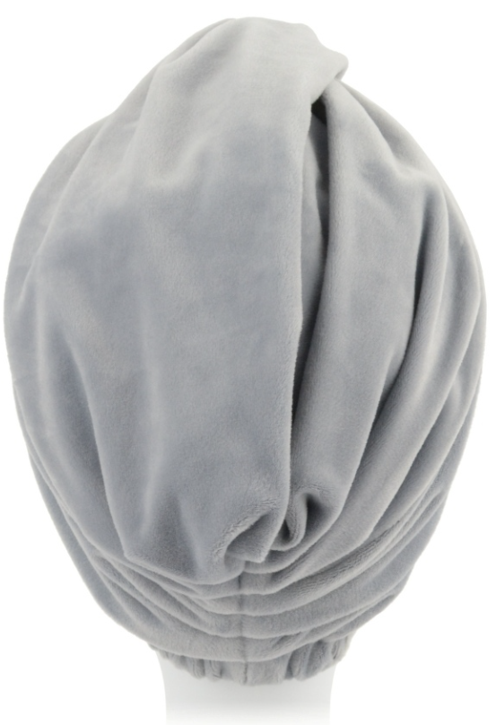 Szara czapka z miękkiego materiału, zakładana na głowę, z szerokim, luźnym krojem i elastycznym brzegiem.