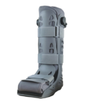 Orteza stawu skokowego z regulowanymi paskami i amortyzującym wkładem, zapewniająca stabilizację i ochronę.