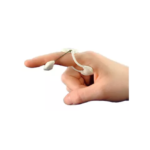 Dłoń trzymająca słuchawkę słuchawkową na białym tle.