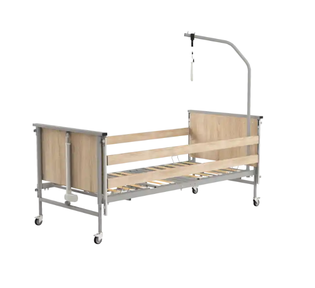 Łóżko szpitalne z drewnianymi panelami, metalową ramą, kółkami i podnośnikiem do wciągania pacjentów.