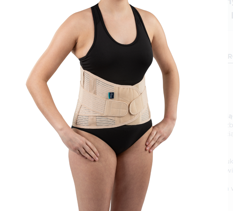 Osoba nosząca pas ortopedyczny na talii, ubrana w czarny top i majtki, stojąca na białym tle.