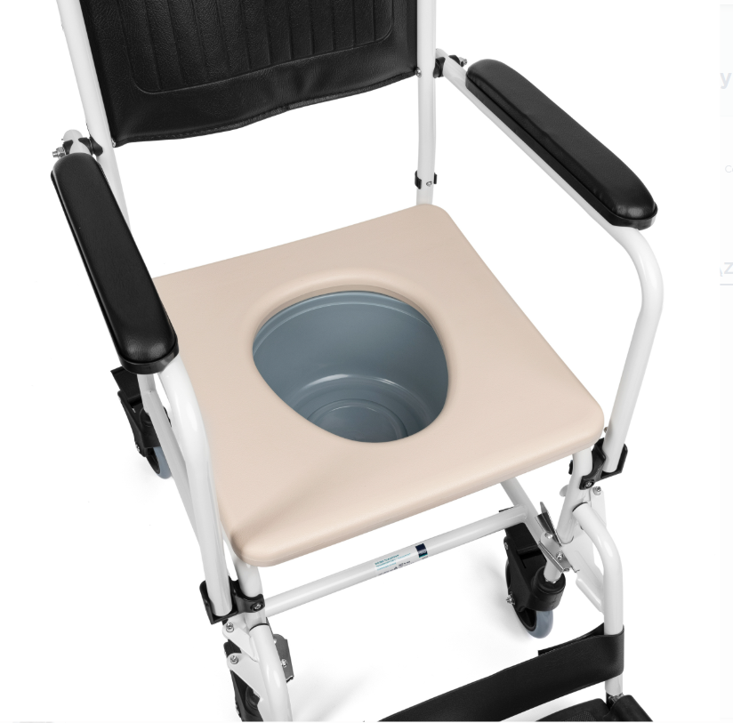 Wózek inwalidzki z otwartym siedzeniem i podnóżkami, wyposażony w specjalny otwór na toalety.