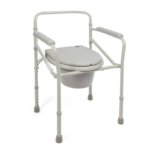 Toaletka na kółkach z podnóżkiem i poręczami, przeznaczona dla osób niepełnosprawnych, w kolorze białym.