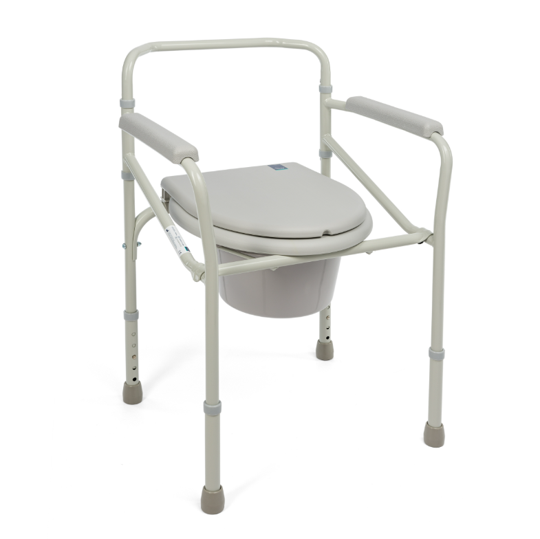 Toaletka na kółkach z podnóżkiem i poręczami, przeznaczona dla osób niepełnosprawnych, w kolorze białym.